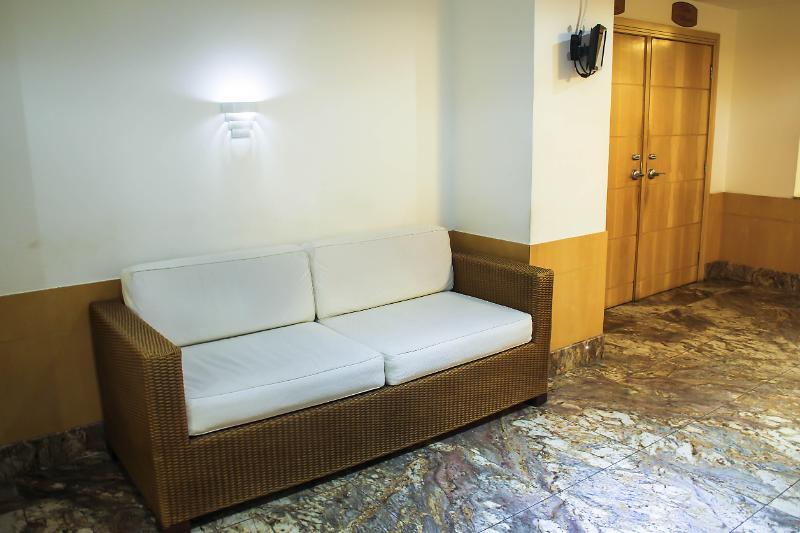 Hotel Atlantico Tower Ρίο ντε Τζανέιρο Εξωτερικό φωτογραφία A sofa in a hotel room.